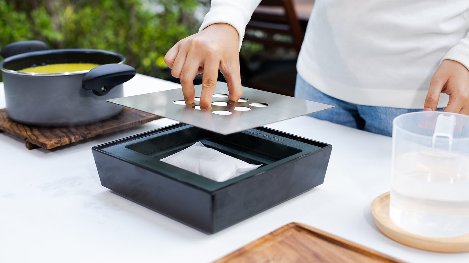 S24 Instant Hot tabletop set in black with a cooking pot on top