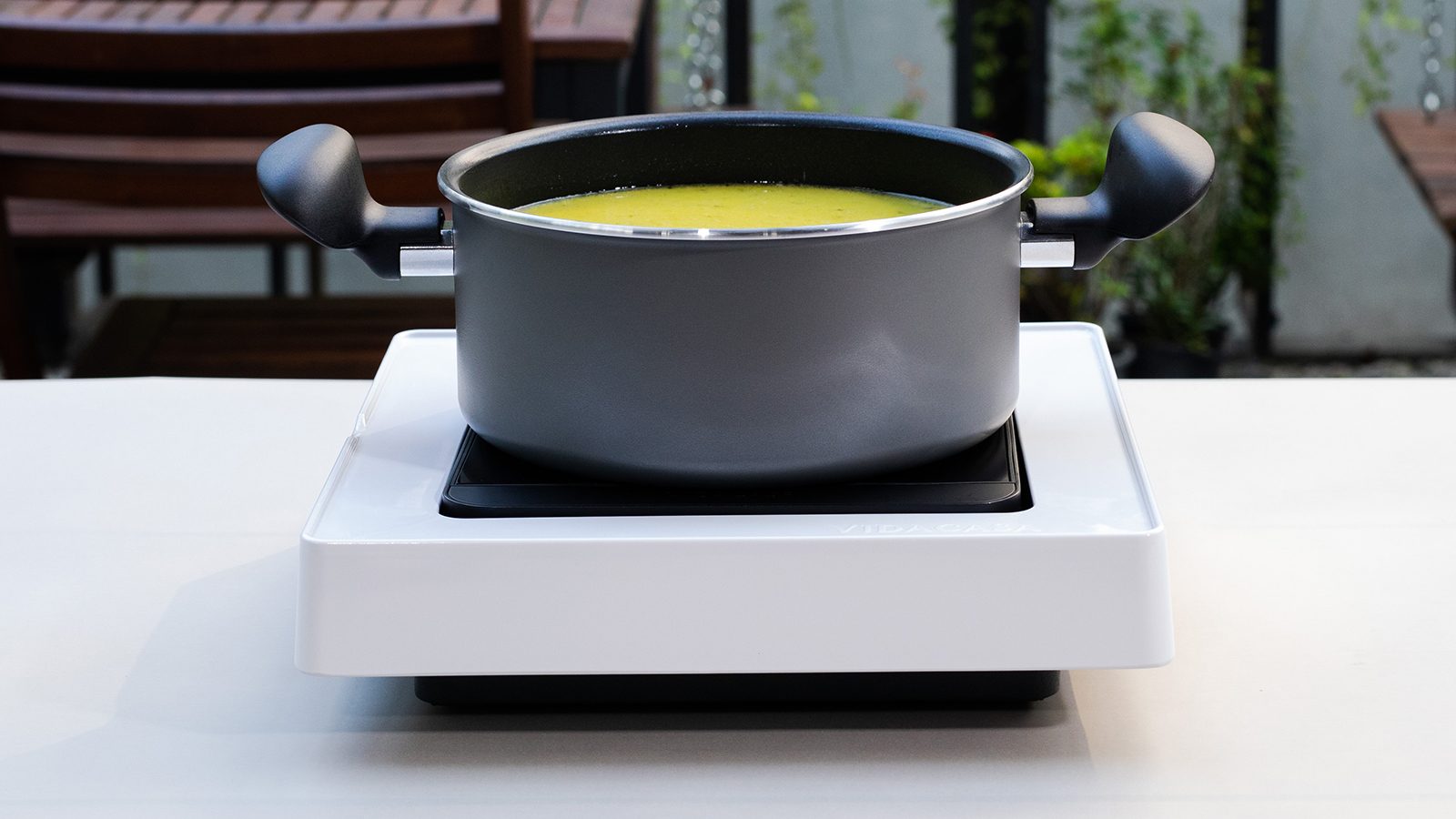 White S281 tabletop keeping a pot of soup hot outdoors