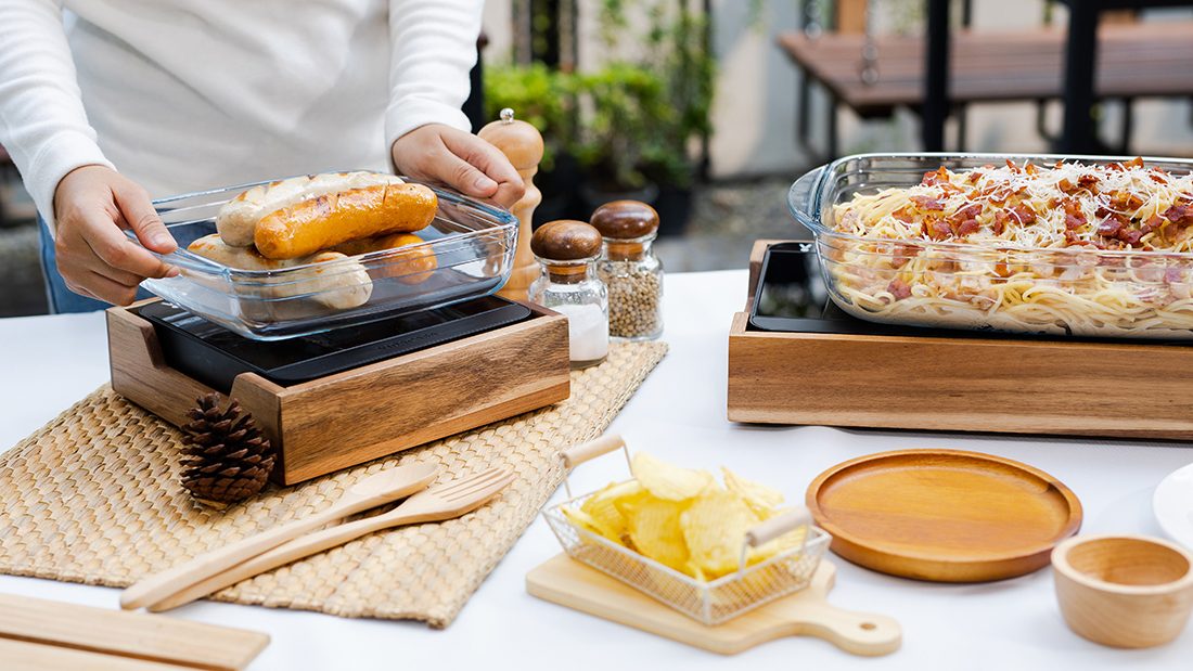 Acacia wood deco base with an H1X hot cell keeping a lasagne hot on a dining table